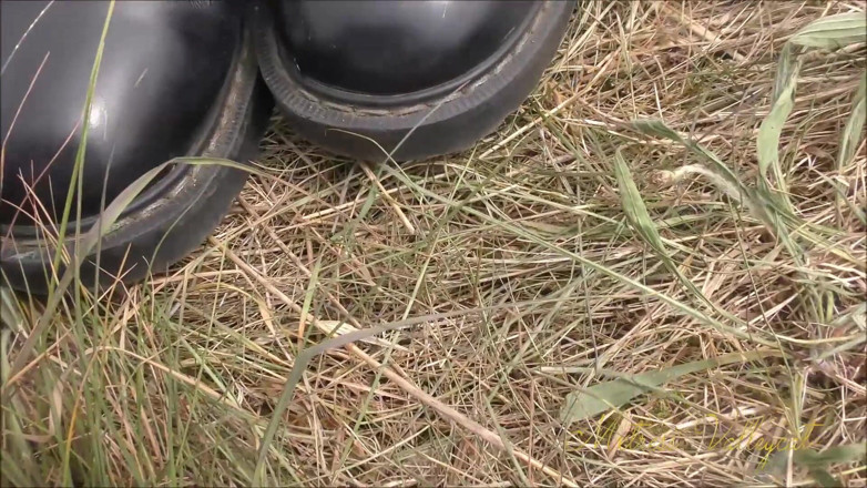 Mxtress Valleycat: Close up boot cleaning