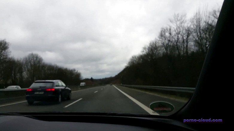 Porno Cloud: Šukání s velkým robertkem během jízdy autem