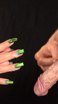 My Stepsister and Me Play to Relay in This Handjob Until I Cum on Her Lips and Drips Onto Her Nails. Full Video.