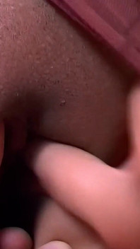 Brunetka děvka je tvrdě ošukaná a dostane creampie