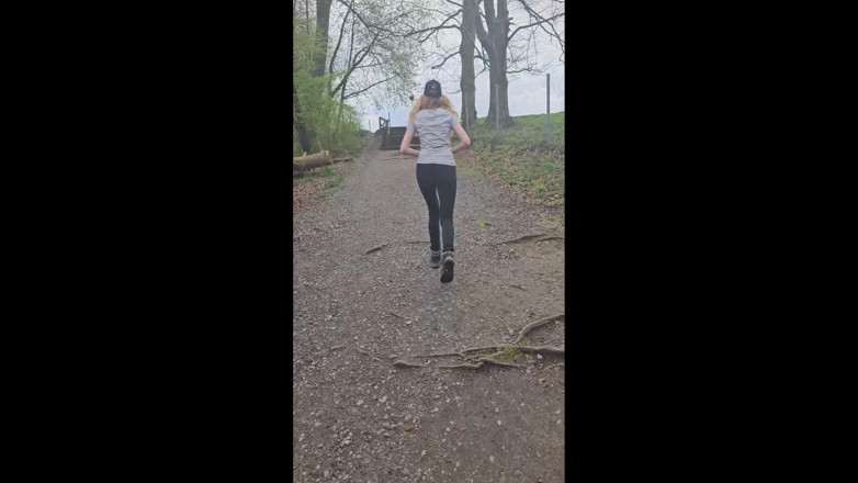 Bikergirl_97: La randonnée se termine par une baise en voiture et...
