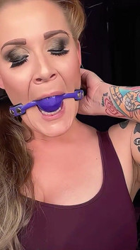 Zblízka a osobní s ballgagged ústy slečny Whitney Morgan