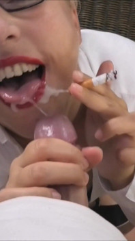 Rökande avsugning! Blond MILF suger på cigarett och kuk och sväljer allt