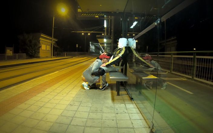 DedeDeville: Sesso davvero rischioso alla fermata dell'autobus con una giovane sorellastra...