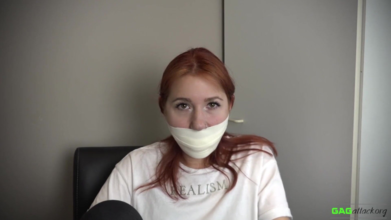 Gag Attack: Red Foxy - Microfoam tape amordaçada