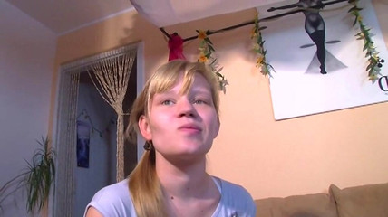 123XXX - 100% Amateurs: Oogverblindende blonde babe wordt diep geneukt door een enorme lul