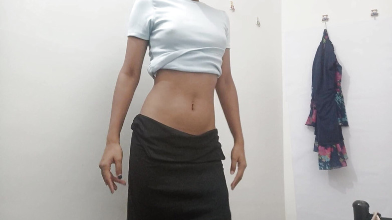 desigirl93: Mladá hezká Indka ukazuje své velké kozy a chlupatou kundičku