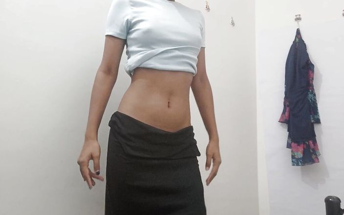 desigirl93: 若いきれいなインド人は彼女の巨乳と毛深い猫を示しています