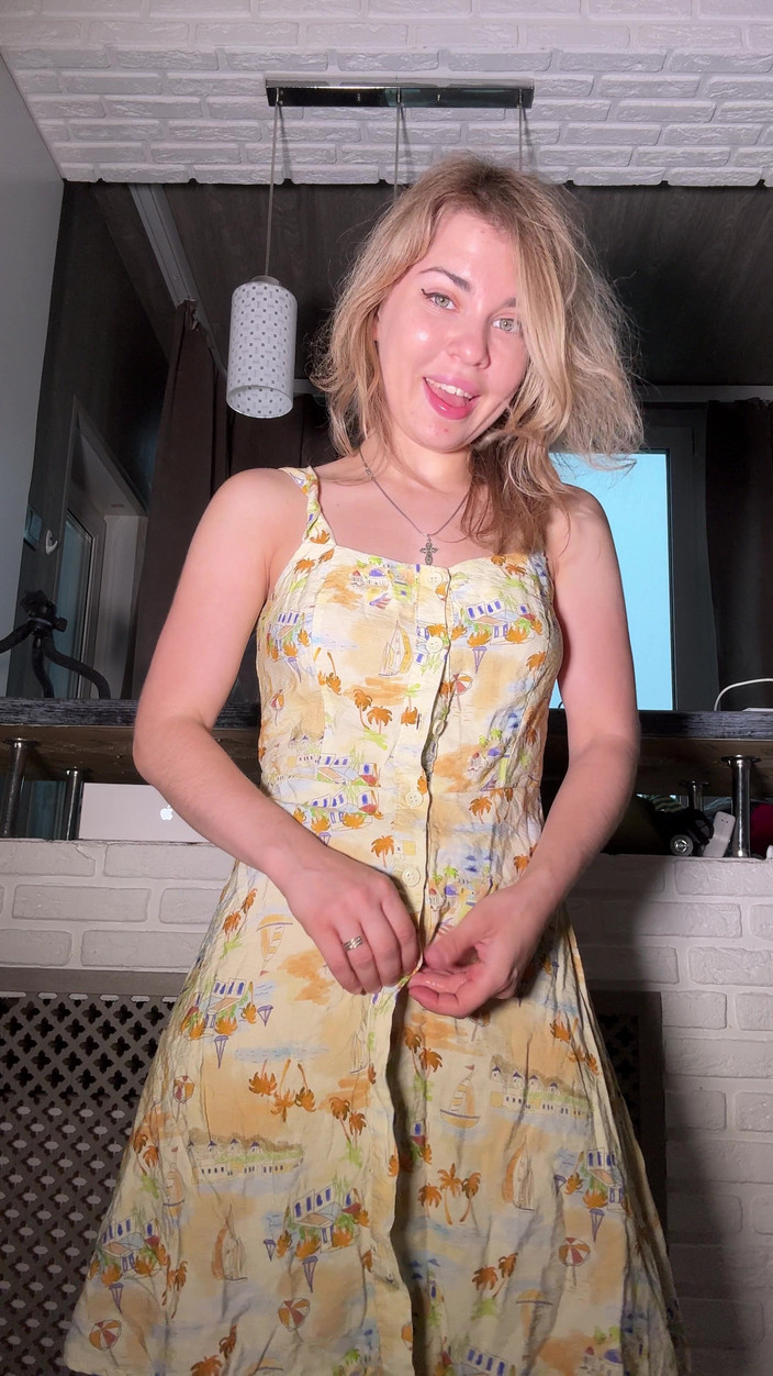 Misty Phoenix: In een zomerjurk zonder slipje