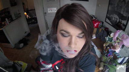 Miss Alina Paige: Trans carina fuma (non nuda)