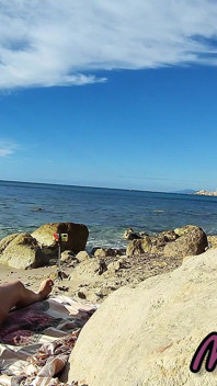 Orang asing mergokin istriku lagi asik ngentot dan ngentot kontol besarku di pantai telanjang
