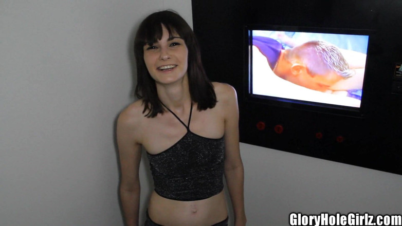 Glory Hole Girlz: Тинка Chloe Skyy с крошечными сиськами сосет черный хуй и больше шлюхи у глорихола!
