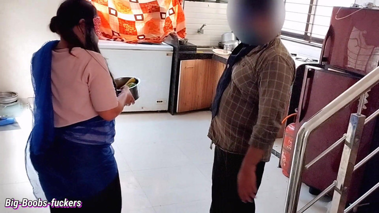 Big-Boobs-fuckers: Văzând fundul mare al noii servitoare, proprietarul s-a entuziasmat și a...
