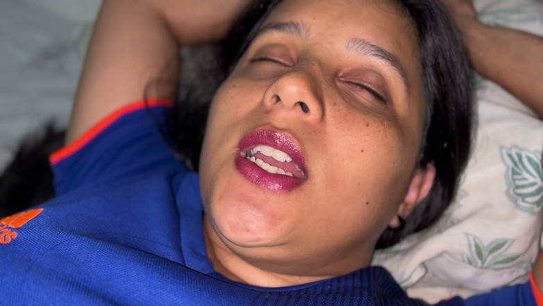 Gilversexy: Cewek sange ini lagi asik nyepong kontol sampai crot di...