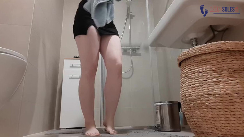 Czech Soles - foot fetish content: 业余足神在淋浴的汗脚