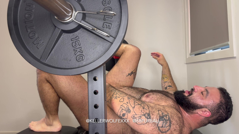 Keller Wolfe: Trener pieprzy futrzany beefcake na ławce na siłowni
