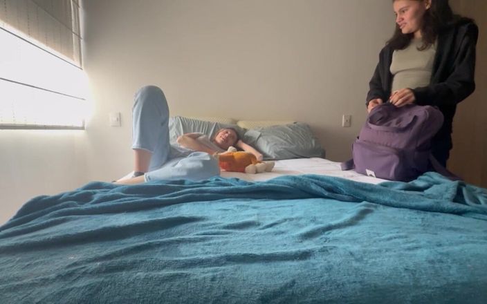 scarlettandc: Due ragazze si divertono in un gruppo di migliori amiche