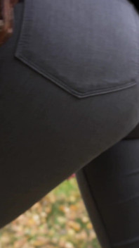 Tante seksi dengan celana jins spandeks lagi jalan-jalan di luar ruangan!