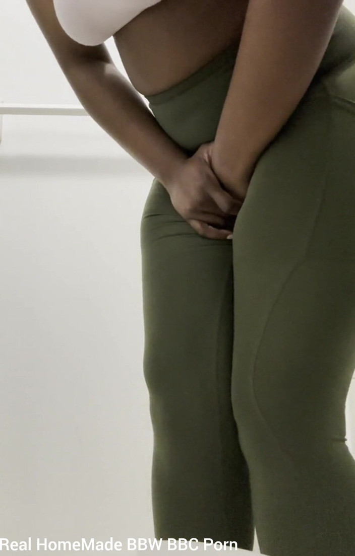Super sexy ebony cuties: ナイロンレギンスでおしっこ漏らしに必死