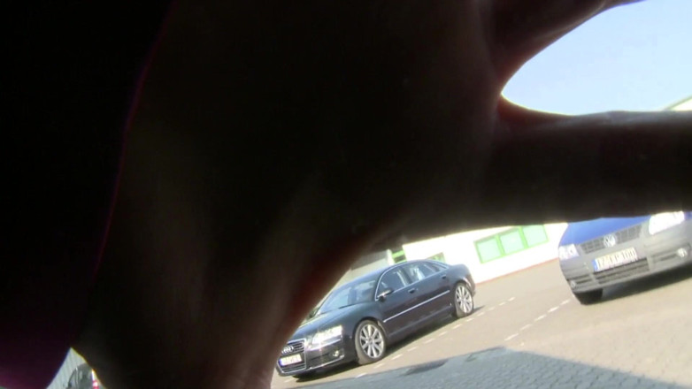 MMV Deutschland Porno: Nadržená brunetka začne kouřit jeho ptáka v POV šukání