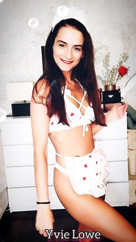 Ce facem aici? - Distracție brunetă