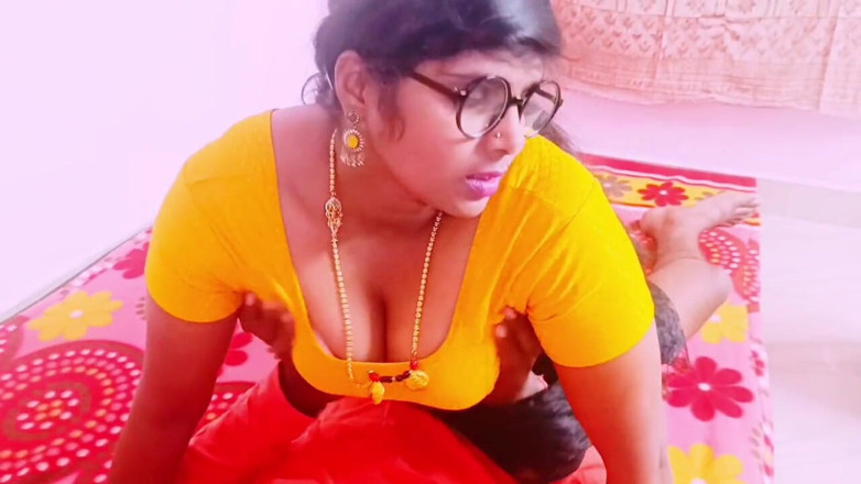 Telugu honey lips: Индийская сводная сестра трахает большой хуй сводного брата. Телугу грязные разговоры.