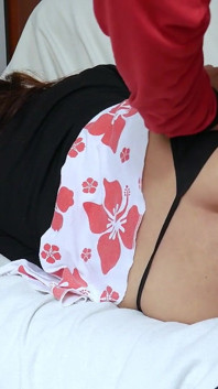 Sesso duro e intenso attraverso il piccolo buco di una bella ragazza con un culo perfetto