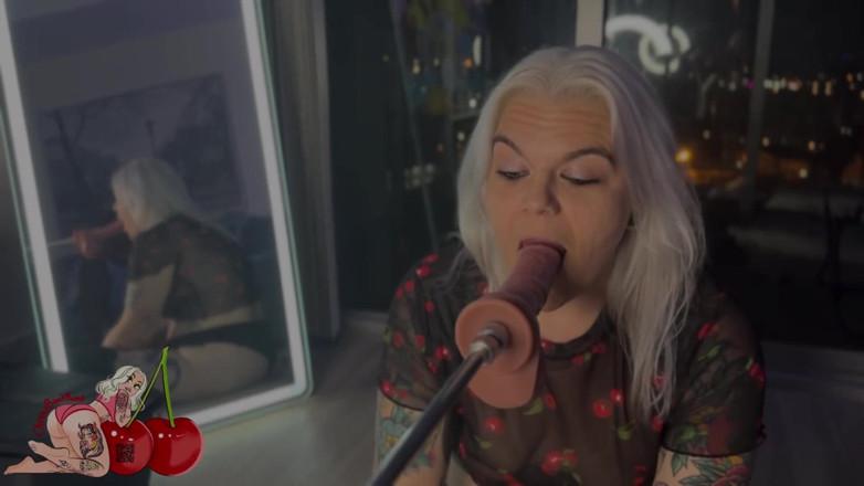 CherryBombBomb: Première baise par la gorge sur la machine à baiser