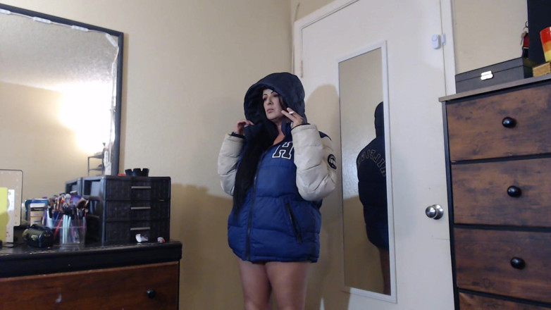 Abby Anna: Un gros manteau d'hiver gonflé fume