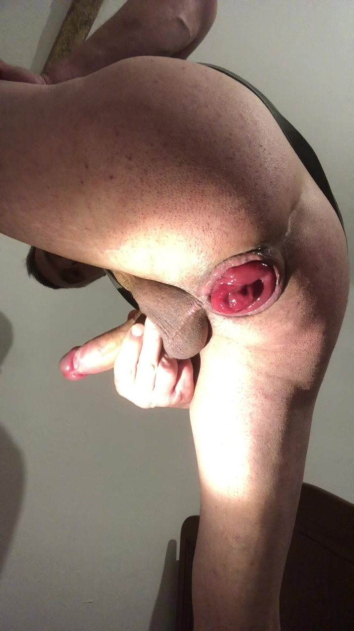 Jardinsecret346: He Exposes His Destroyed Anal