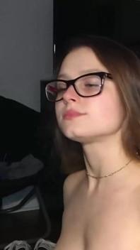 Novia de 18 años me folla como una estrella porno ... Corrida