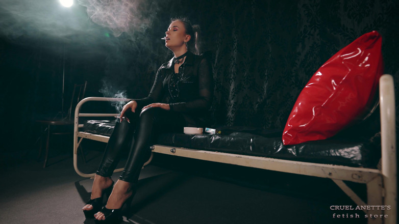 Cruel Anettes fetish world: Un cigarrillo después del castigo