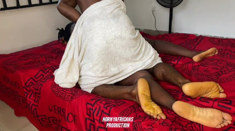 Horny Africans: 从淋浴间出来，发现我赤身裸体，所以他重口味地操了我的阴户