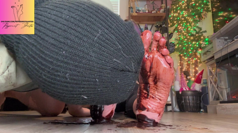 Peppermint Giantess: Pemujaan pejuh cokelat ukuran 16 kaki - jilat footboy yang bersih