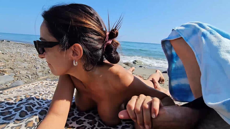 Ferrero anal experience: 행인들 사이에 해변에서 휴식을 취하려고 노력합니다