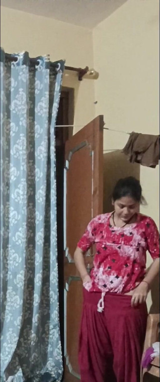 Real desi indian sex: Bhabhi xinh đẹp thay váy đêm