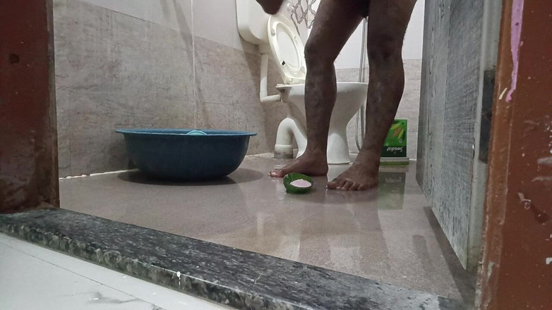 LovedSunsine1990: Mereu mă duc goală în baie.