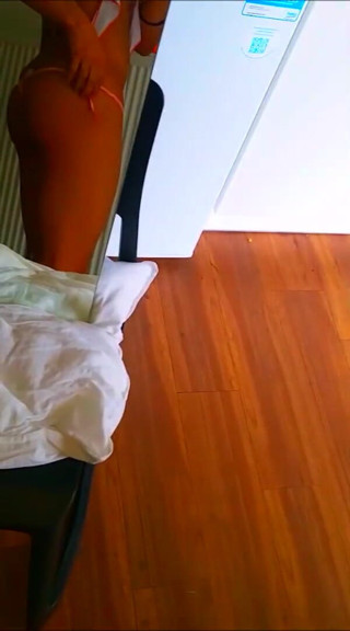 KittyHot: Sexy sissy pózuje zadek a tvrdě stříká