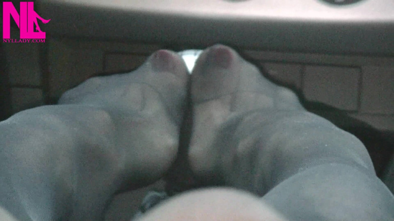 Nyllady: Hướng Ford Focus và Footjobing Shift Stick của nó