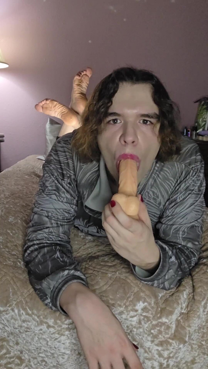 Miss Dimples: Nonbinary Femboy Fait Un Entraînement De La Gorge Tout En...