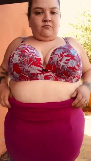 Big titty brunette: 大きなおっぱいストリップいじめ