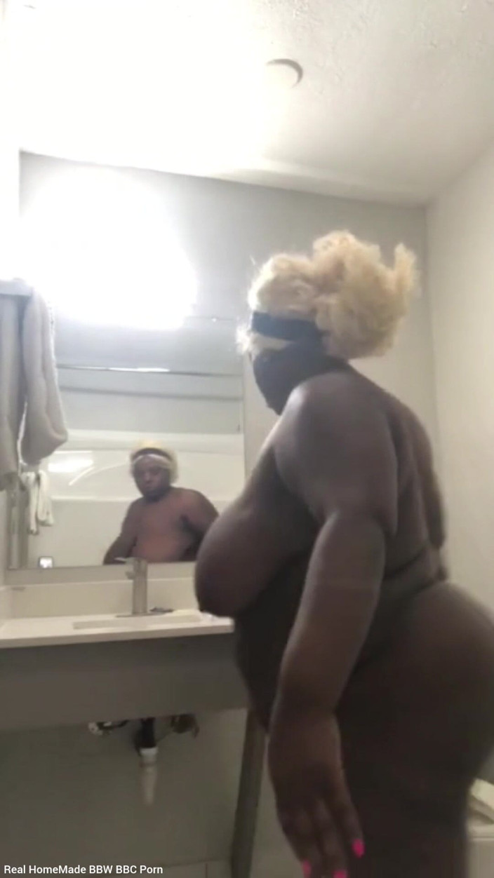 Super sexy ebony cuties: Extendiendo mi coño meando en el baño del hotel