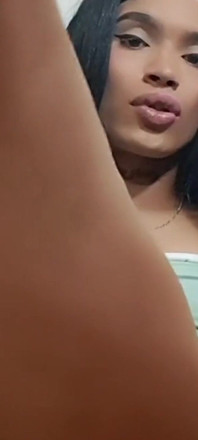 Une trans masturbe beaucoup de lait