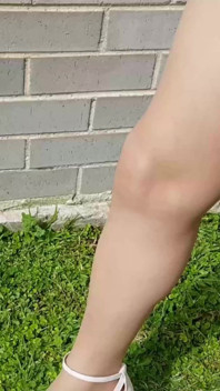 Dani_leg w tan rajstopy pokazując seksowne nogi