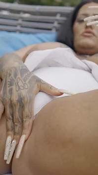 Une BBW à gros nichons et aux longs ongles se masturbe au bord de la piscine