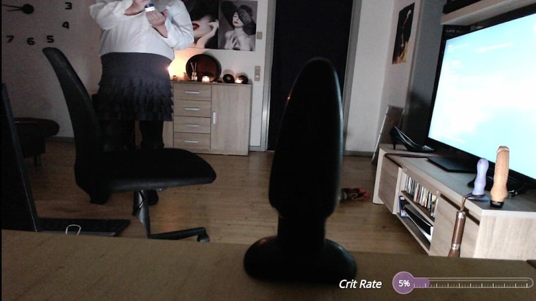 wicki von trannyston: Dicambuk dan dildo ukuran raksasa