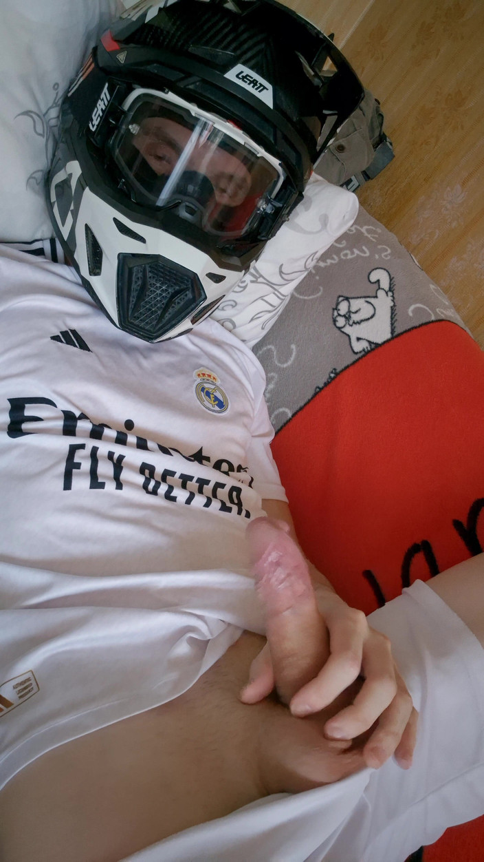 Sneakersmax98: Adam futbol üniforması giyiyor ve sabah dölüyle mxhelmet