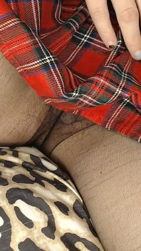 Panty in mijn rok poesje plagen