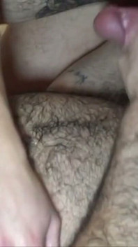 Giovane latino scopa un ragazzo bello e peloso