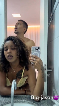 Sesso in bagno con forza
